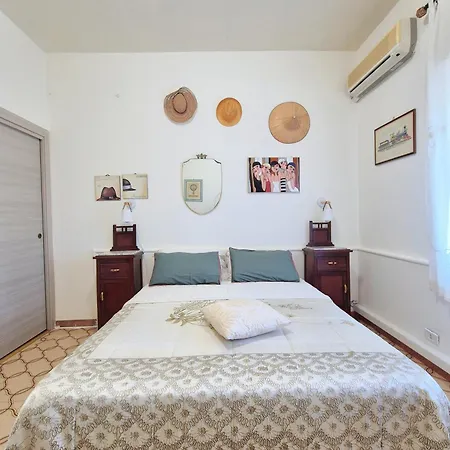 Donna Caterina House, * Pietraperzia